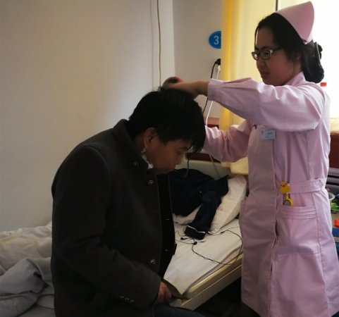热心服务暖人心 护士李晓娜帮助住院患者洗头