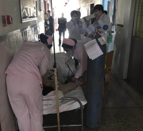 儿子透析妈妈陪护突然晕倒五病区医护及时救治转危为安