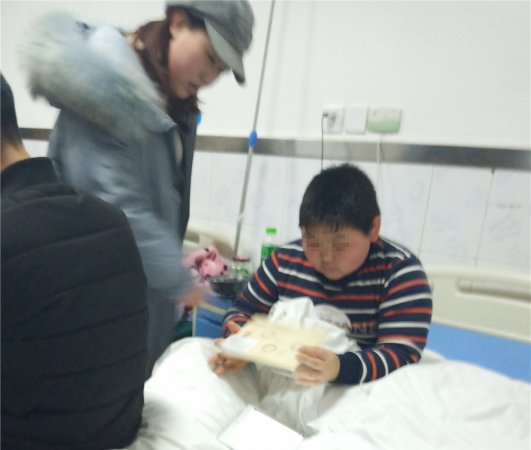 暖心服务，护士胡天阳特意挑选益智小拼图送给住院的小患者
